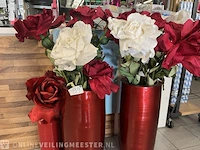 Vazen met nep bloemen rood /wit