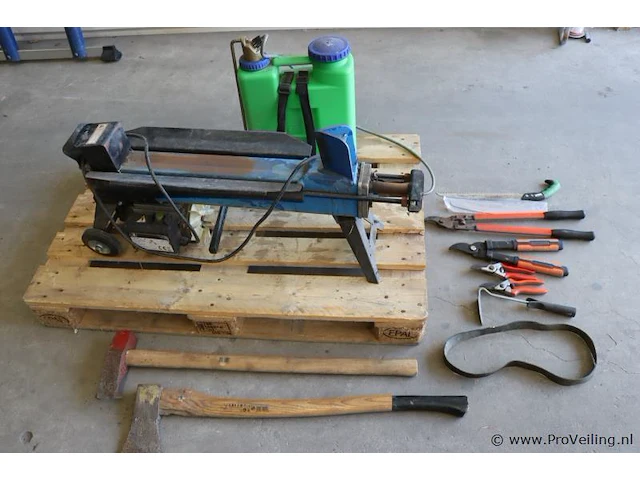 Vdt houtklover model v527 incl. gifspuit, hakbijlen & snoeischaren - afbeelding 1 van  8