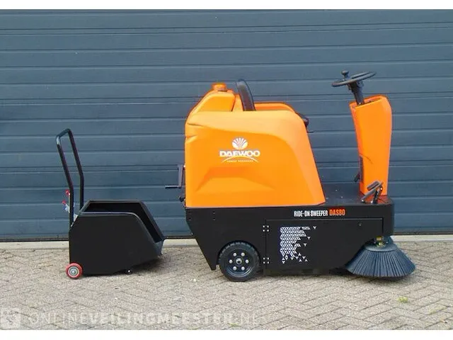Veegmachine daewoo, bouwjaar 2023 - afbeelding 1 van  6