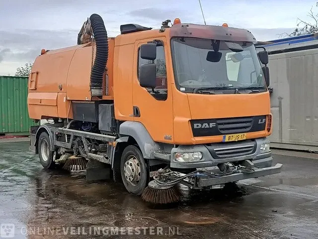 Veegmachine vrachtwagen daf, 2007 daf lf55 + johnston vs650, bouwjaar 2007 - afbeelding 1 van  32