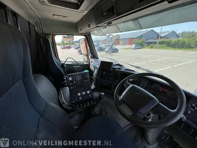 Veegmachine vrachtwagen volvo, fm9 4x2r met johnston beam vx800, bouwjaar 2006 - afbeelding 2 van  25
