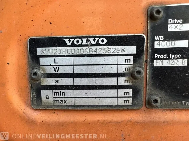 Veegmachine vrachtwagen volvo, fm9 4x2r met johnston beam vx800, bouwjaar 2006 - afbeelding 15 van  25