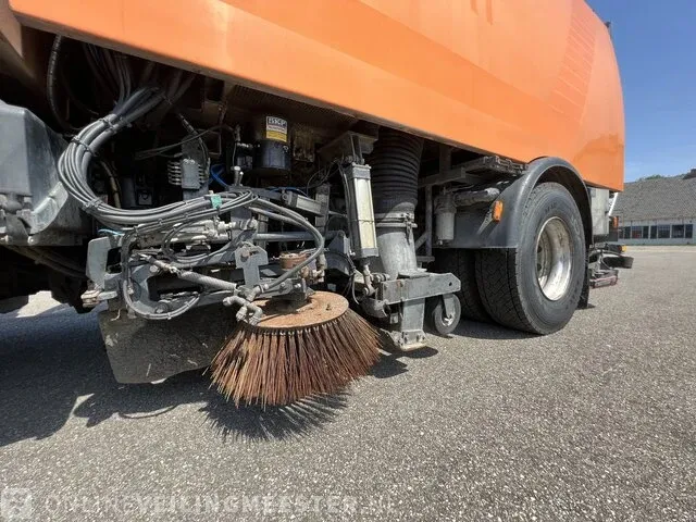Veegmachine vrachtwagen volvo, fm9 4x2r met johnston beam vx800, bouwjaar 2006 - afbeelding 17 van  25