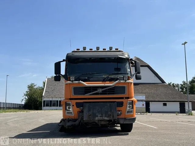 Veegmachine vrachtwagen volvo, fm9 4x2r met johnston beam vx800, bouwjaar 2006 - afbeelding 12 van  25