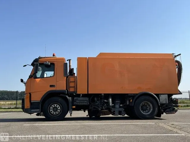 Veegmachine vrachtwagen volvo, fm9 4x2r met johnston beam vx800, bouwjaar 2006 - afbeelding 19 van  25