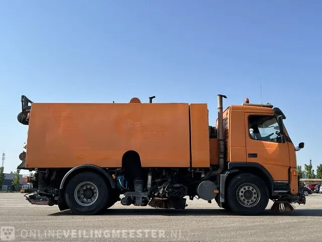 Veegmachine vrachtwagen volvo, fm9 4x2r met johnston beam vx800, bouwjaar 2006 - afbeelding 23 van  25