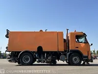 Veegmachine vrachtwagen volvo, fm9 4x2r met johnston beam vx800, bouwjaar 2006 - afbeelding 23 van  25