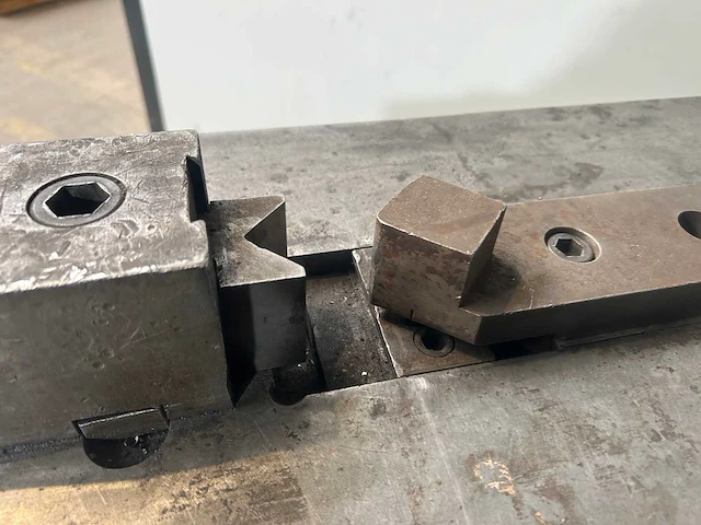 Veenstra - 15t - buigmachine - afbeelding 4 van  4