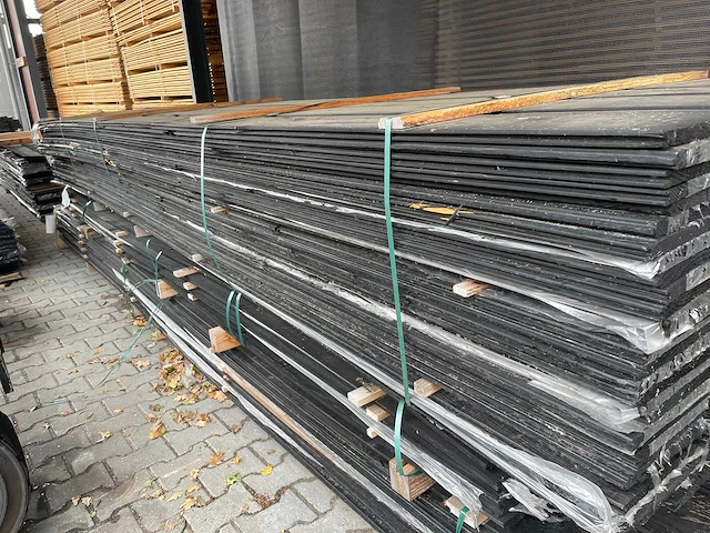 Veer en groef zwart gecoat 5000x185x18mm (140x) - afbeelding 2 van  3