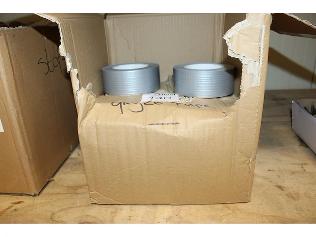 Veertien rollen grijze ducttape 50mm x 50m in doos. - afbeelding 1 van  2