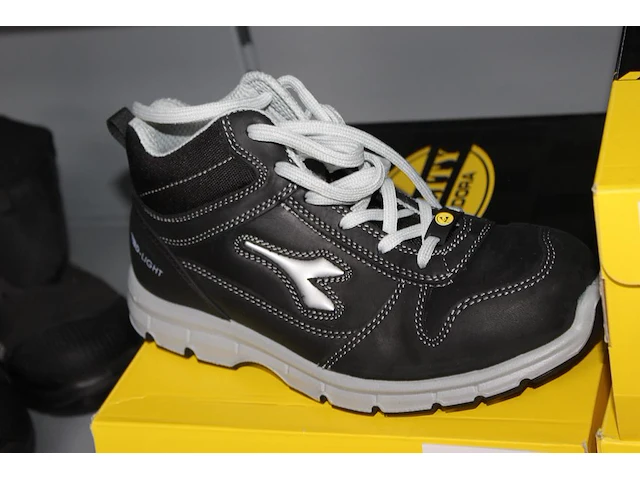 Veiligheid-werkschoen utility diadora maat 40. - afbeelding 1 van  2
