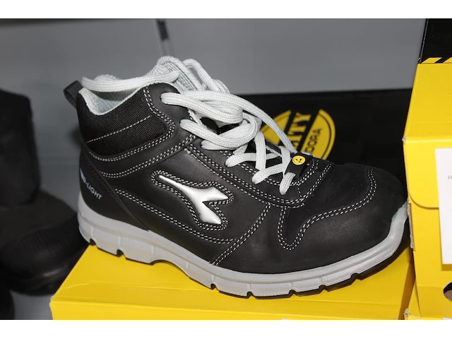 Veiligheid-werkschoen utility diadora maat 41. - afbeelding 1 van  2