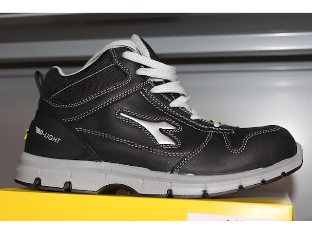 Veiligheid-werkschoen utility diadora maat 42. - afbeelding 2 van  3