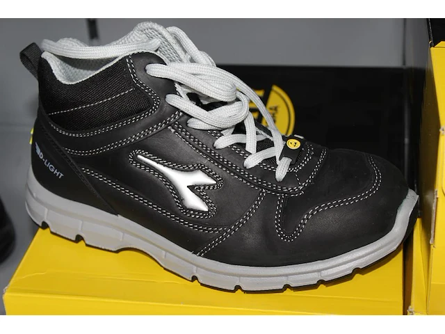 Veiligheid-werkschoen utility diadora maat 42. - afbeelding 1 van  2