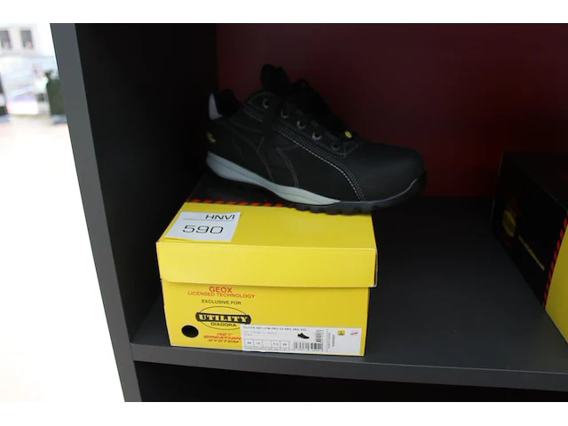 Veiligheid-werkschoen utility diadora maat 44. - afbeelding 1 van  3