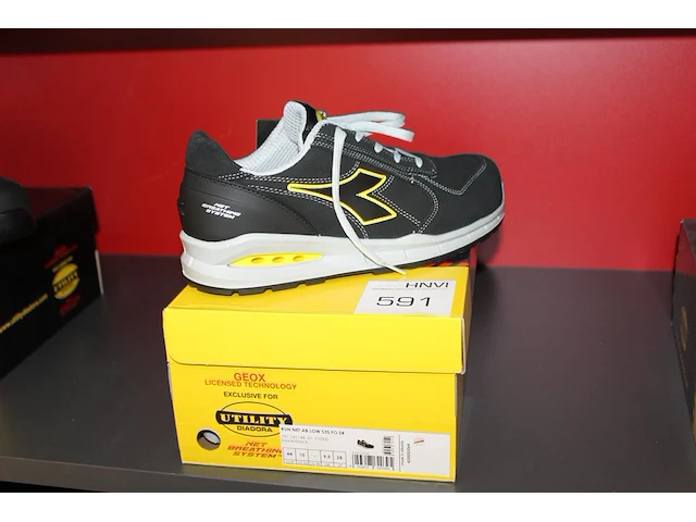 Veiligheid-werkschoen utility diadora maat 44. - afbeelding 1 van  3