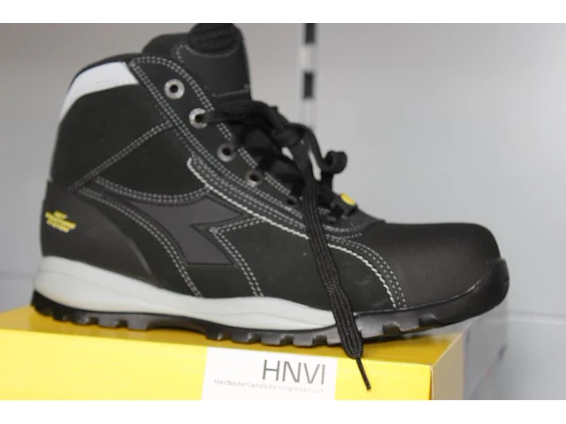 Veiligheid-werkschoen utility diadora maat 45. - afbeelding 2 van  3