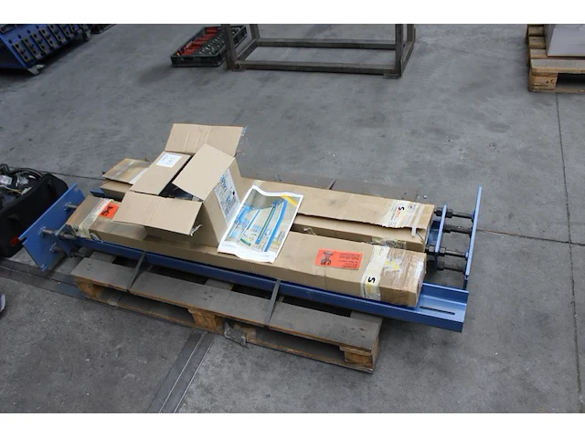 Veiligheidslichtscherm siemens met accessoires t.b.v. veiligheid rondom machine. - afbeelding 1 van  2