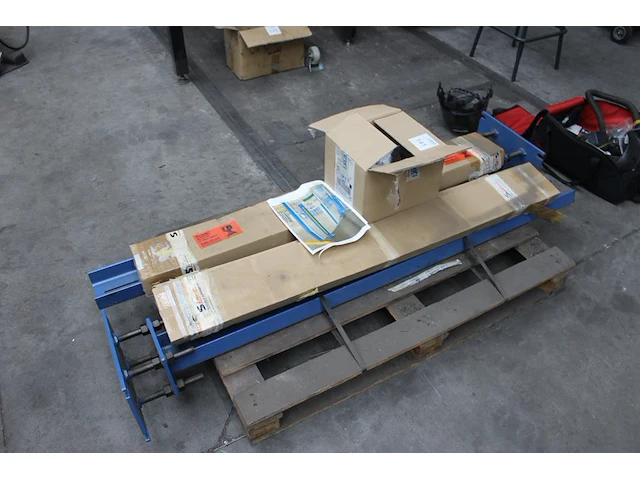 Veiligheidslichtscherm siemens met accessoires t.b.v. veiligheid rondom machine. - afbeelding 2 van  2