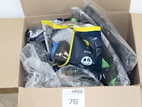 Veiligheidsproducten en kleding in doos. - afbeelding 1 van  3