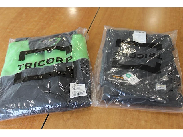Veiligheidsproducten en kleding in doos. - afbeelding 2 van  3