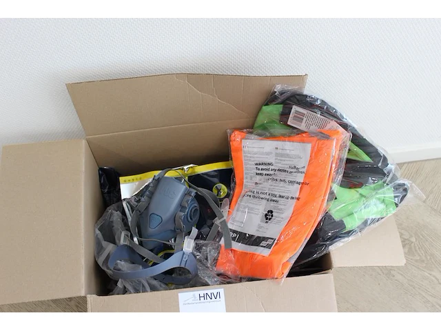 Veiligheidsproducten en kleding in doos. - afbeelding 3 van  3