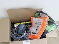 Veiligheidsproducten en kleding in doos. - afbeelding 3 van  3