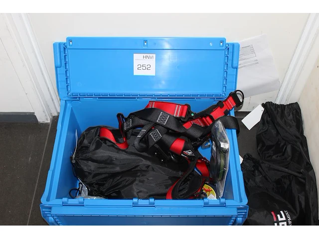 Veiligheidsset bestaande uit vanglijn, veiligheidslijn, harnas, werplijn met werpgewicht in box - afbeelding 1 van  2