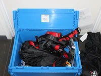 Veiligheidsset bestaande uit vanglijn, veiligheidslijn, harnas, werplijn met werpgewicht in box