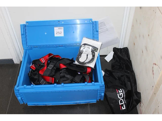 Veiligheidsset bestaande uit vanglijn, veiligheidslijn, harnas, werplijn met werpgewicht in box - afbeelding 2 van  2