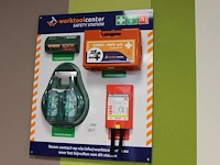 Veiligheidsstation worktoolcenter, wo blusdeken, verbandtrommel en oogspoelmiddel afm. 75 x 90cm - afbeelding 1 van  2