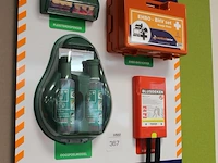 Veiligheidsstation worktoolcenter, wo blusdeken, verbandtrommel en oogspoelmiddel afm. 75 x 90cm - afbeelding 2 van  2