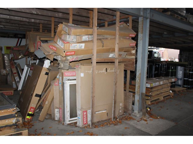 Velux dakramen en onderdelen in grote hoeveelheid. diverse uitvoeringen en afmetingen. - afbeelding 1 van  5
