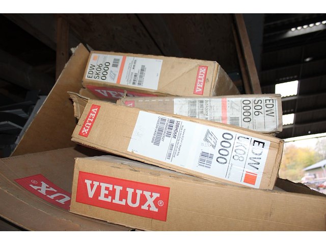 Velux dakramen en onderdelen in grote hoeveelheid. diverse uitvoeringen en afmetingen. - afbeelding 4 van  5