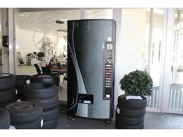 Vendingmachine / koudedranken automaat royal vendors type rvcc-804-9. bouwjaar 2009. afm.96 x 85 x 207 cm. - afbeelding 1 van  3