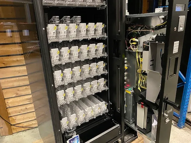Vendo - sve dm6 - frisdrank - vending machine - afbeelding 4 van  10