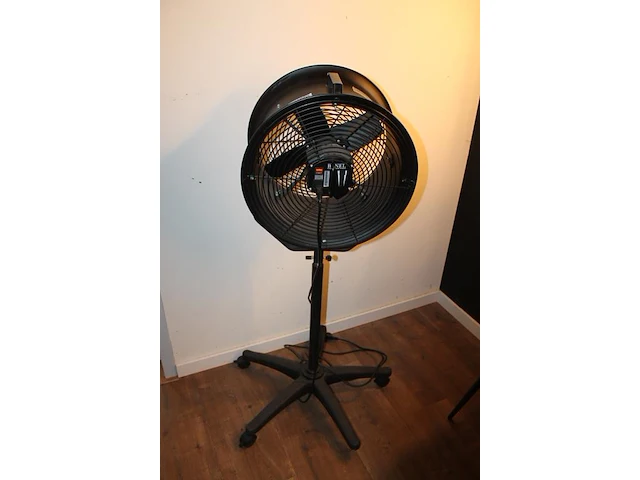 Ventilator benel turbo windtunnel 1000 rf op statief met hoogte 132 cm. een wieltje ontbreekt - afbeelding 3 van  4