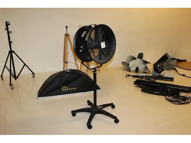 Ventilator benel turbo windtunnel 1000 rf op statief met hoogte 132 cm. - afbeelding 1 van  3