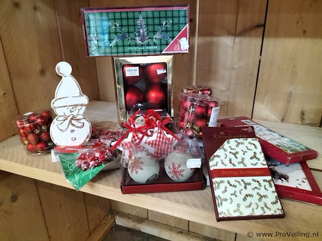 Verassingsdoos s met o.a. kaarsen, kerstballen - afbeelding 1 van  1