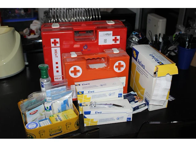Verband koffers en middelen. - afbeelding 1 van  1