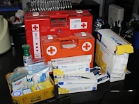 Verband koffers en middelen. - afbeelding 1 van  1