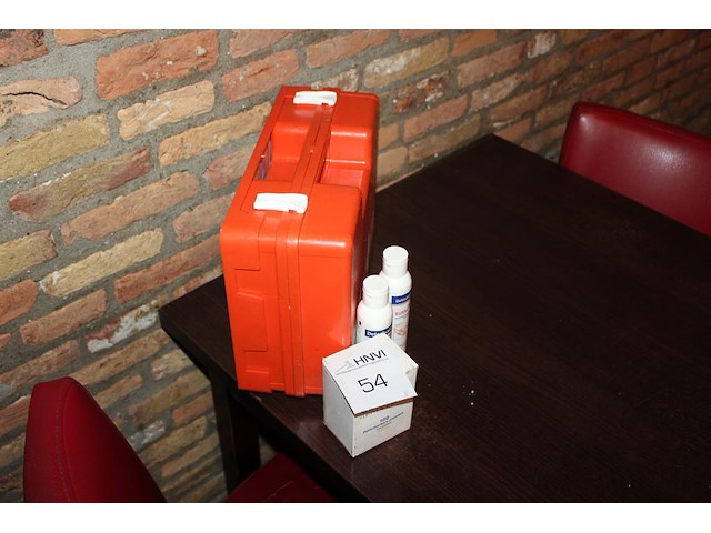 Verbandproducten in en om verbandtrommel. - afbeelding 1 van  2