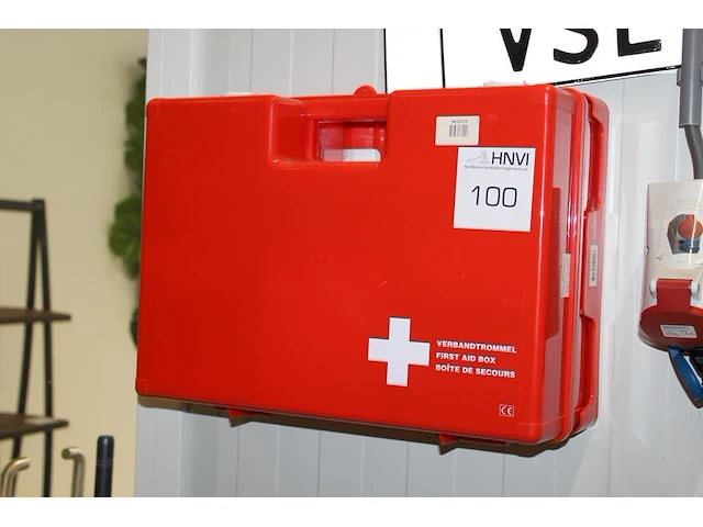 Verbandtrommel incl. muurbeugel, gekeurd tot december 2026. - afbeelding 1 van  1