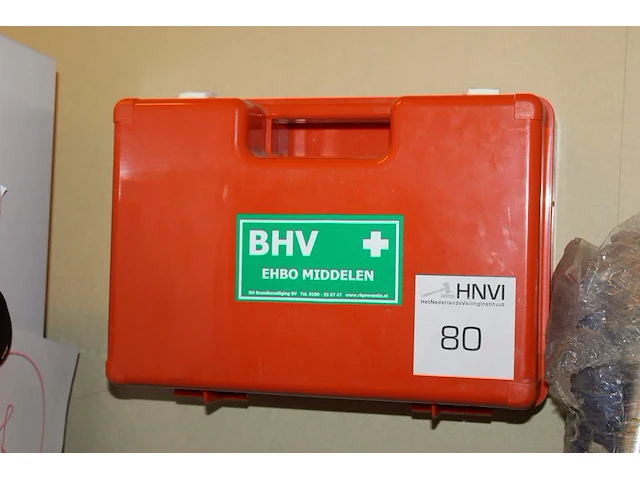 Verbandtrommel met inhoud en wandbeugel. - afbeelding 1 van  2