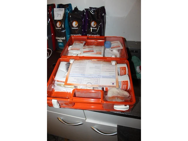 Verbandtrommel met inhoud en wandbeugel. - afbeelding 2 van  2