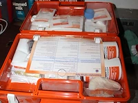 Verbandtrommel met inhoud en wandbeugel. - afbeelding 2 van  2