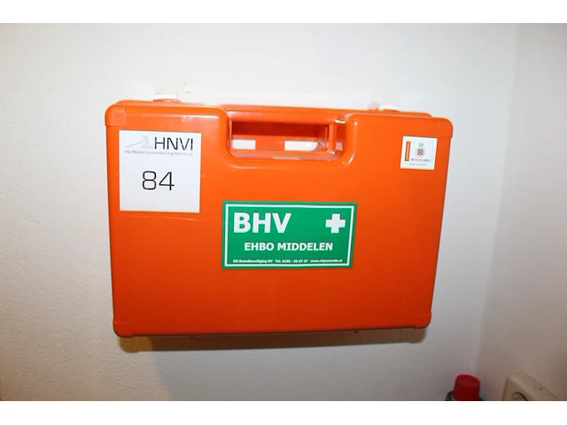 Verbandtrommel met inhoud en wandbeugel. - afbeelding 1 van  2