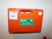 Verbandtrommel met inhoud en wandbeugel. - afbeelding 1 van  2