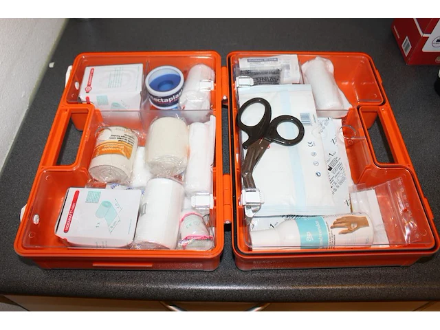 Verbandtrommel met inhoud en wandbeugel. - afbeelding 2 van  2