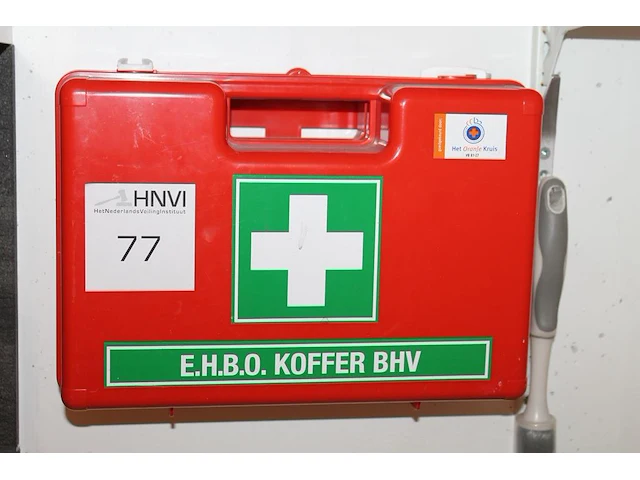 Verbandtrommel met inhoud en wandbeugel. - afbeelding 1 van  2